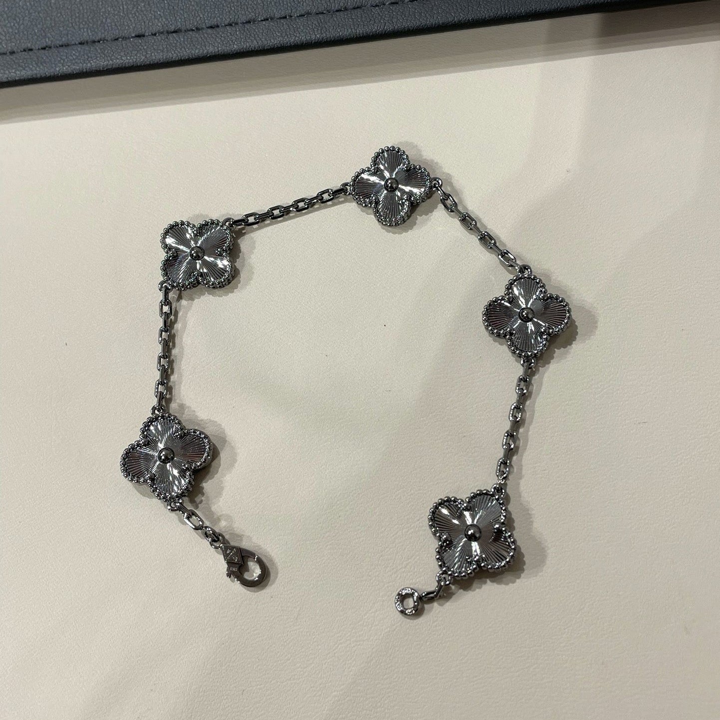 [Pearl Jewelrys]CLOVER 5 MOTIF BLACK BRACELET