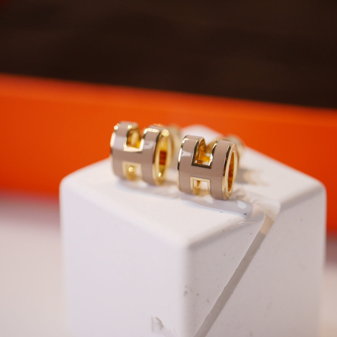 [Pearl Jewelrys]MINI POP H GOLD EARRINGS GREY
