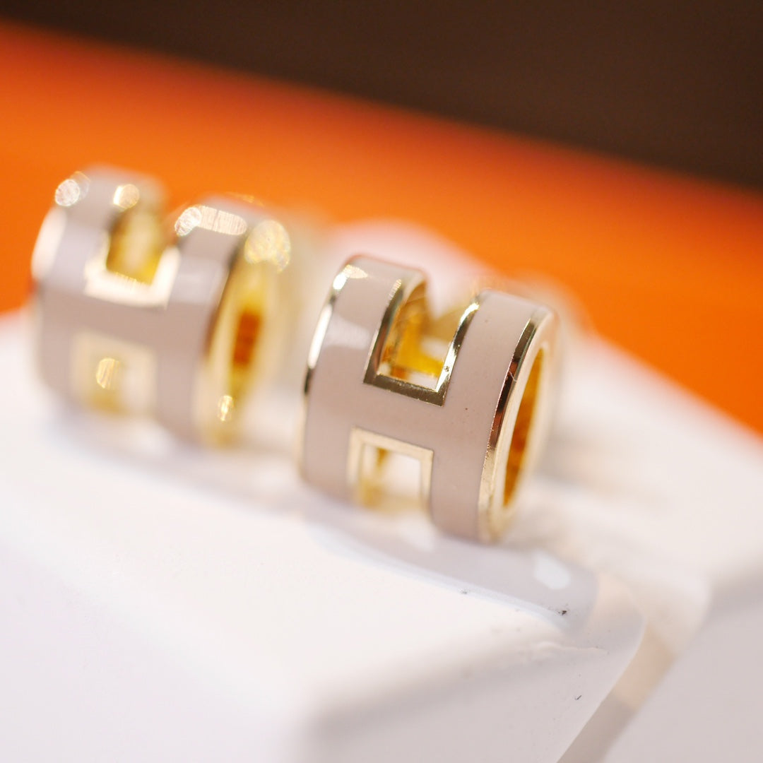 [Pearl Jewelrys]MINI POP H GOLD EARRINGS GREY