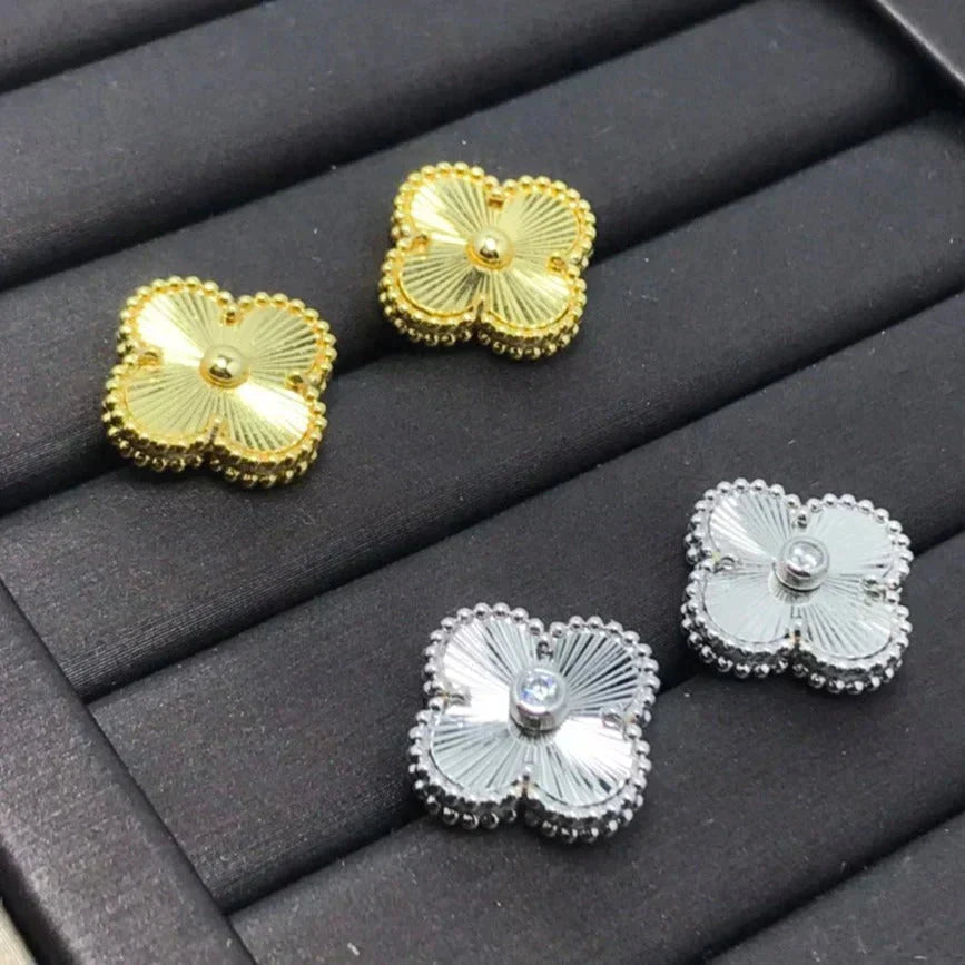 [Pearl Jewelrys]CLOVER MINI 9.5MM LASER EARRINGS