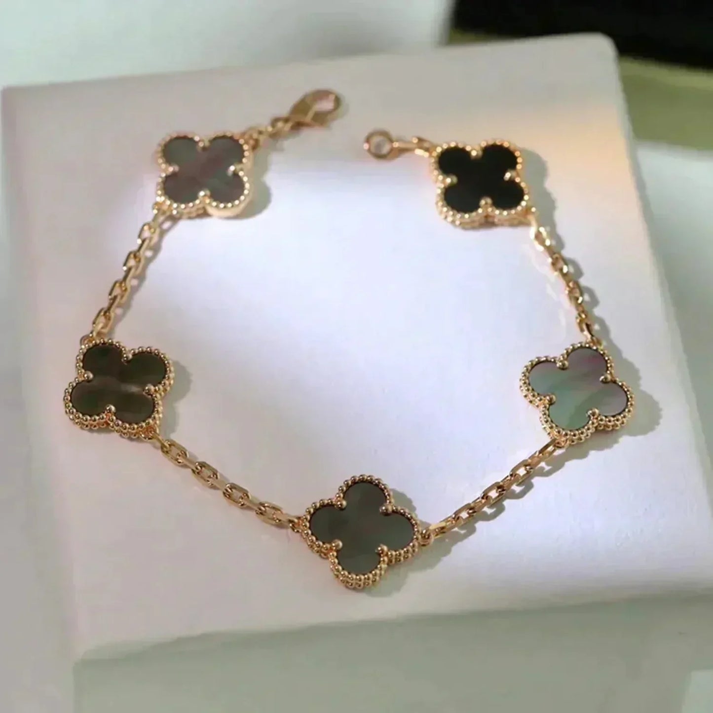 [Pearl Jewelrys]CLOVER 5 MOTIF GRAY MOP  BRACELET