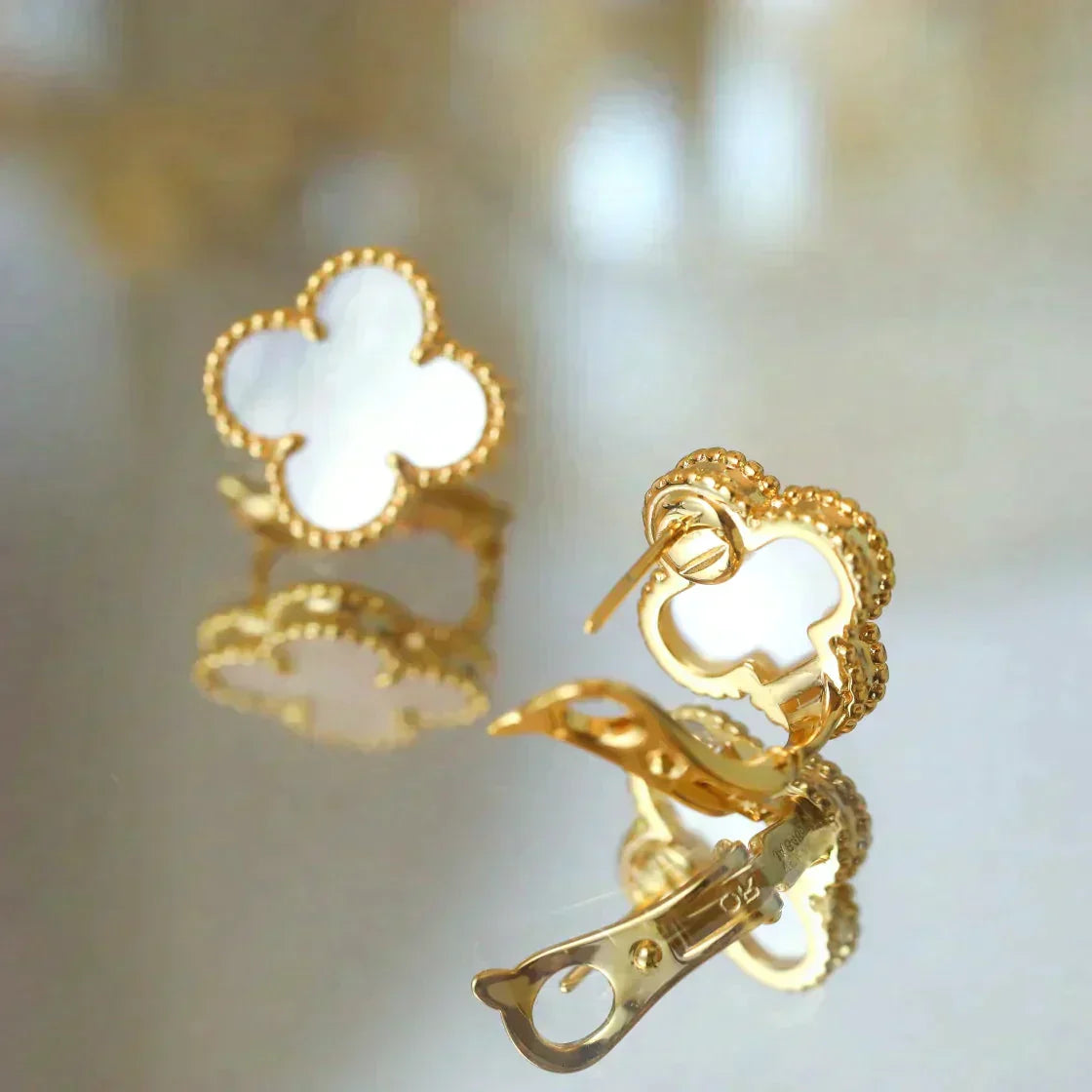 [Pearl Jewelrys]CLOVER MEDIUM 1 MOTIFS  WHITE MOP STUD EARRINGS