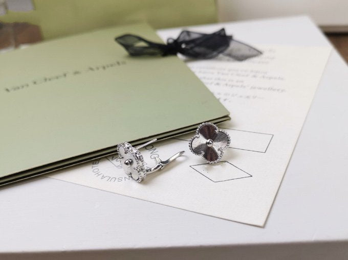 [Pearl Jewelrys]CLOVER MEDIUM STUD EARRINGS