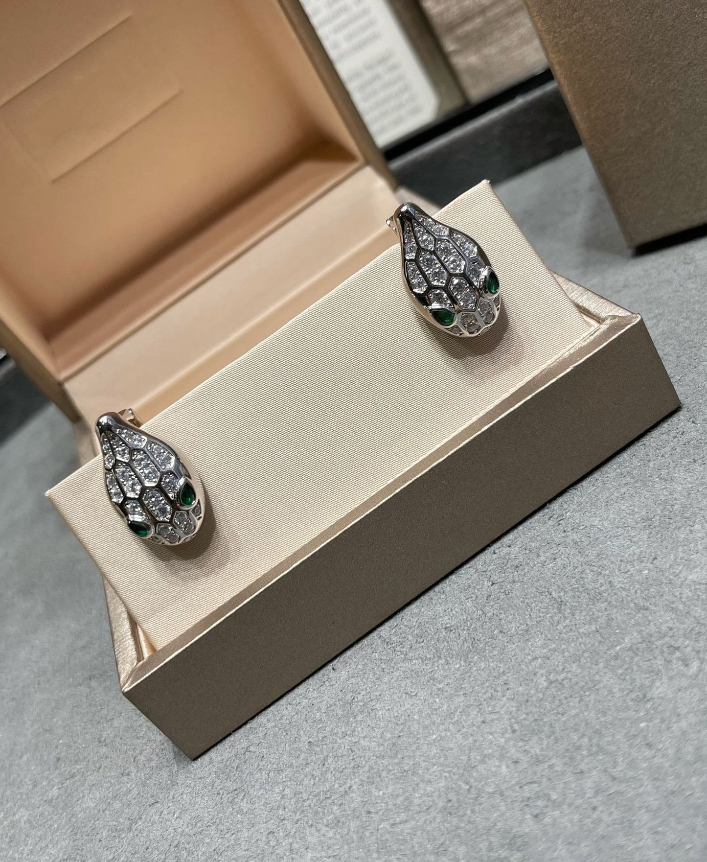 [Pearl Jewelrys]SERPENT DIAMOND STUD EARRINGS