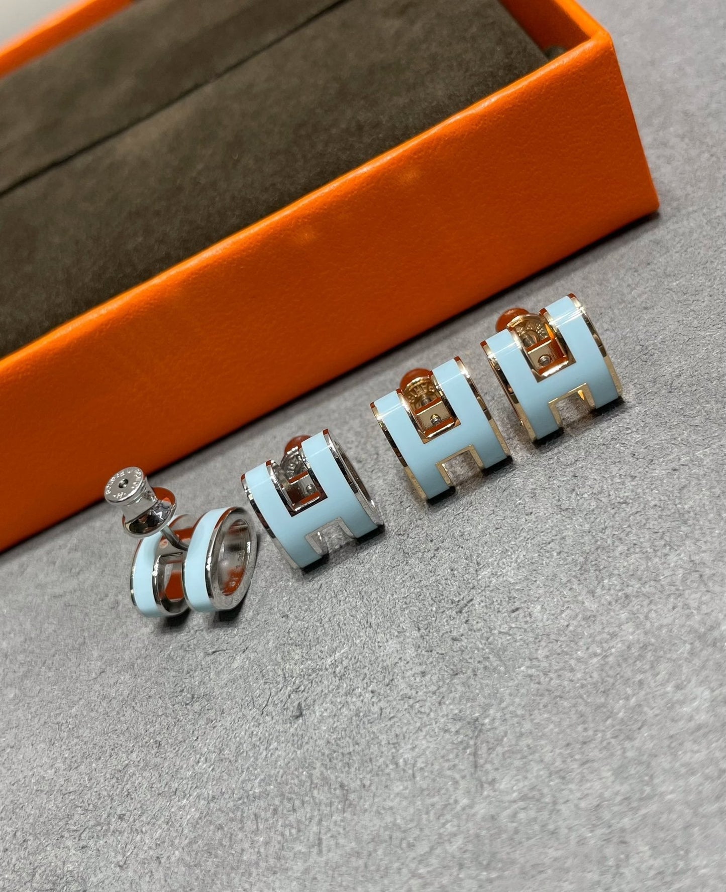 [Pearl Jewelrys]POP H SKY BLUE STUD EARRINGS