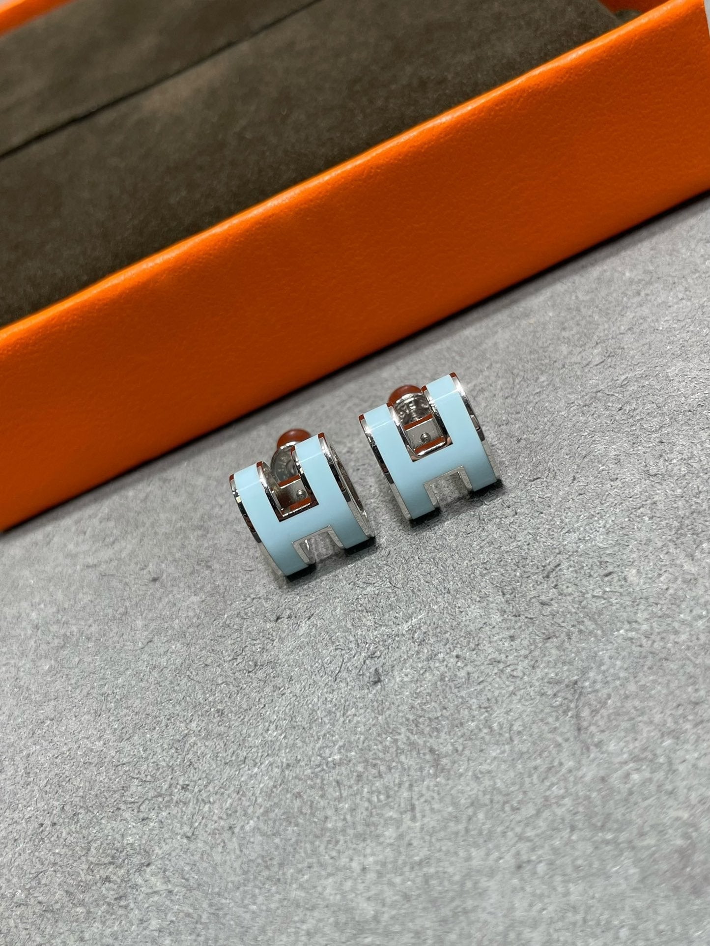 [Pearl Jewelrys]POP H SKY BLUE STUD EARRINGS