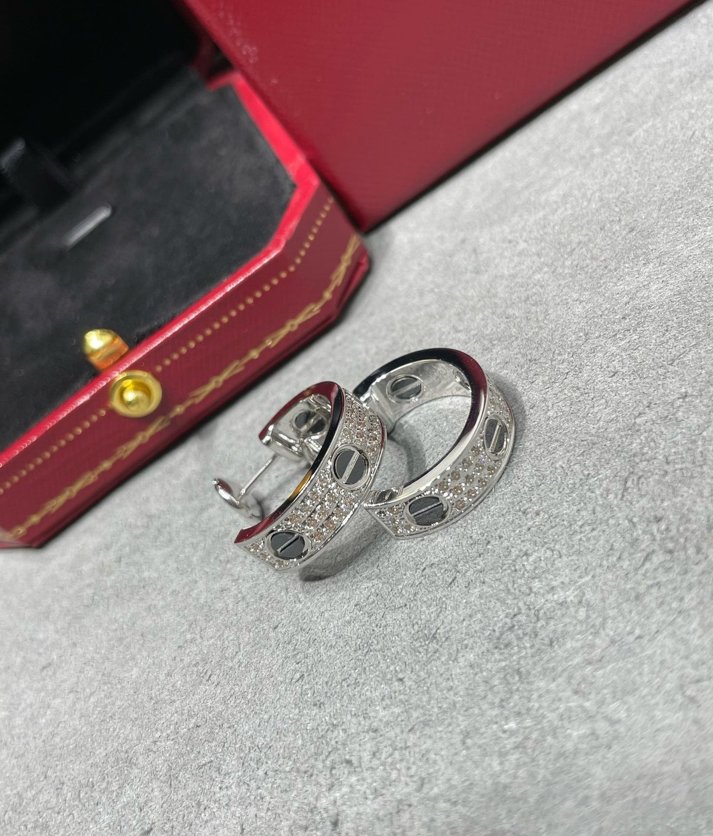 [Pearl Jewelrys]LOVE CERAMIC DIAMOND PAVED SILVER EARRINGS