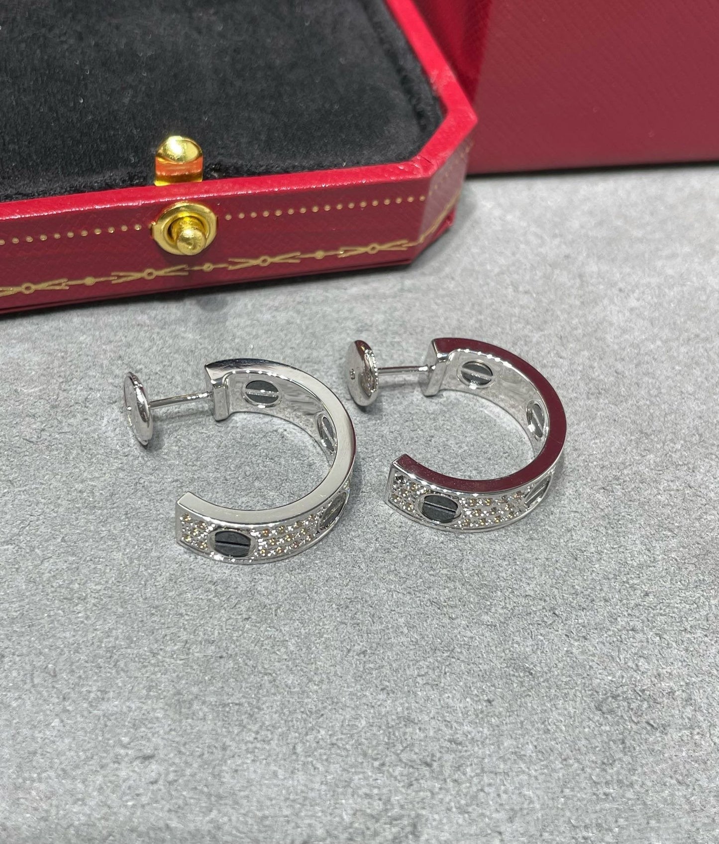 [Pearl Jewelrys]LOVE CERAMIC DIAMOND PAVED SILVER EARRINGS