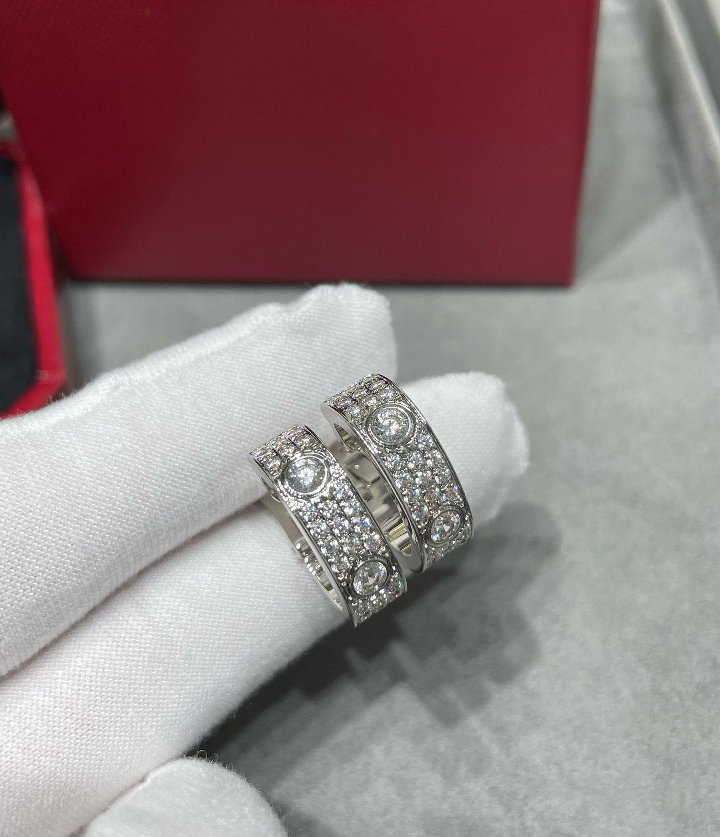 [Pearl Jewelrys]LOVE 5.5MM DIAMOND PAVED EARRINGS