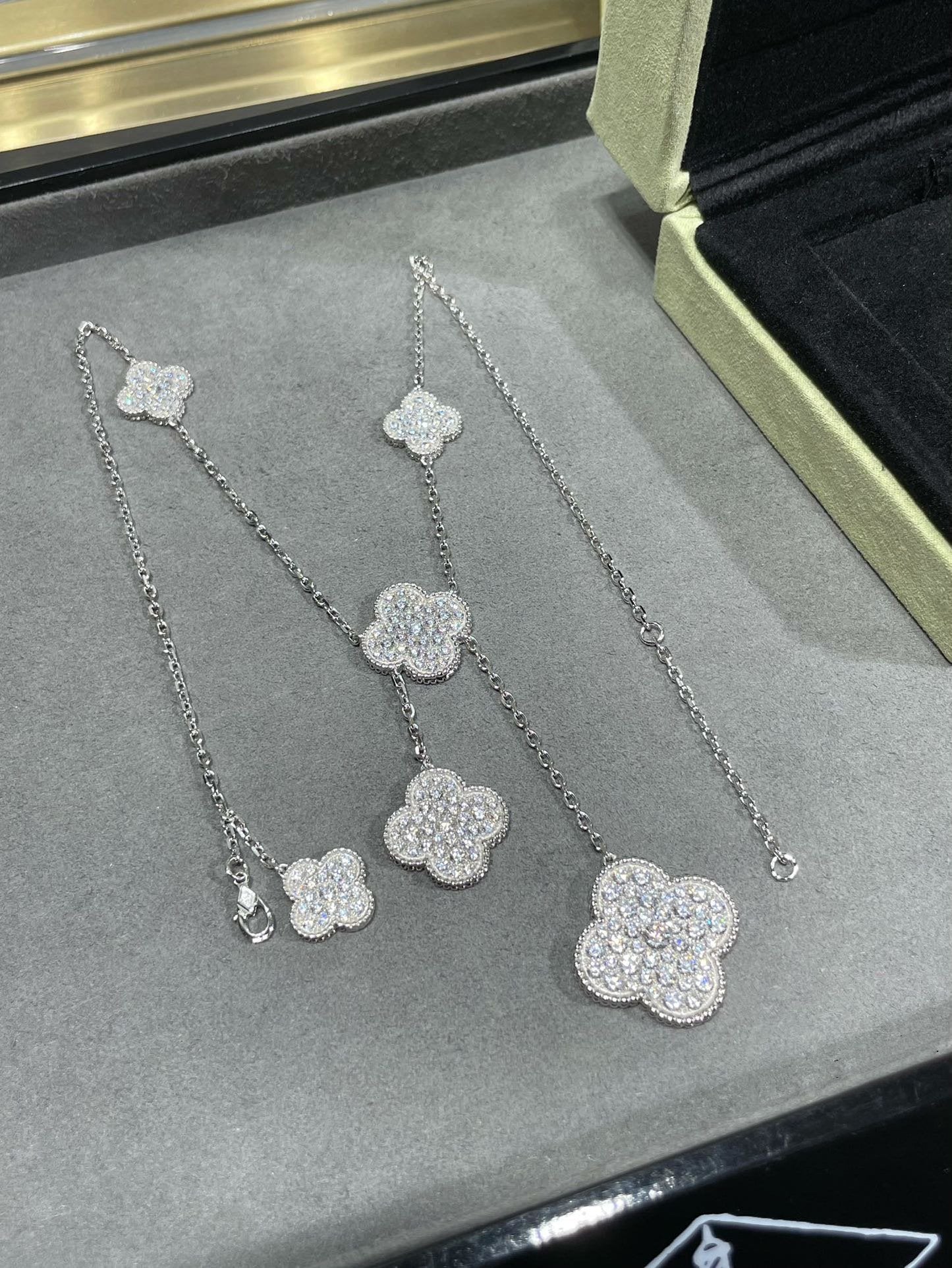 [Pearl Jewelrys]CLOVER 6 MOTIF DIAMOND PAVED NECKLACE