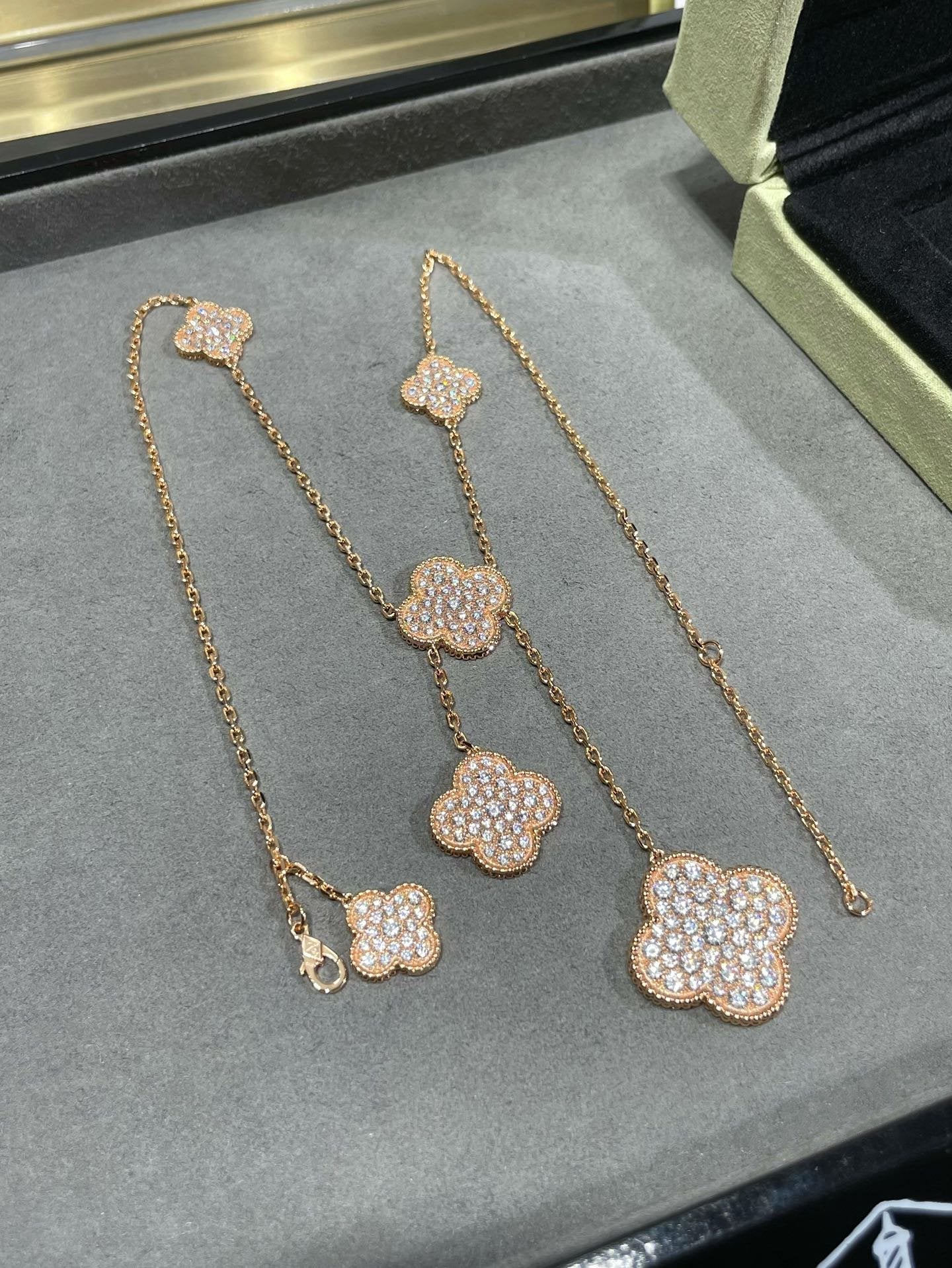 [Pearl Jewelrys]CLOVER 6 MOTIF DIAMOND PAVED NECKLACE