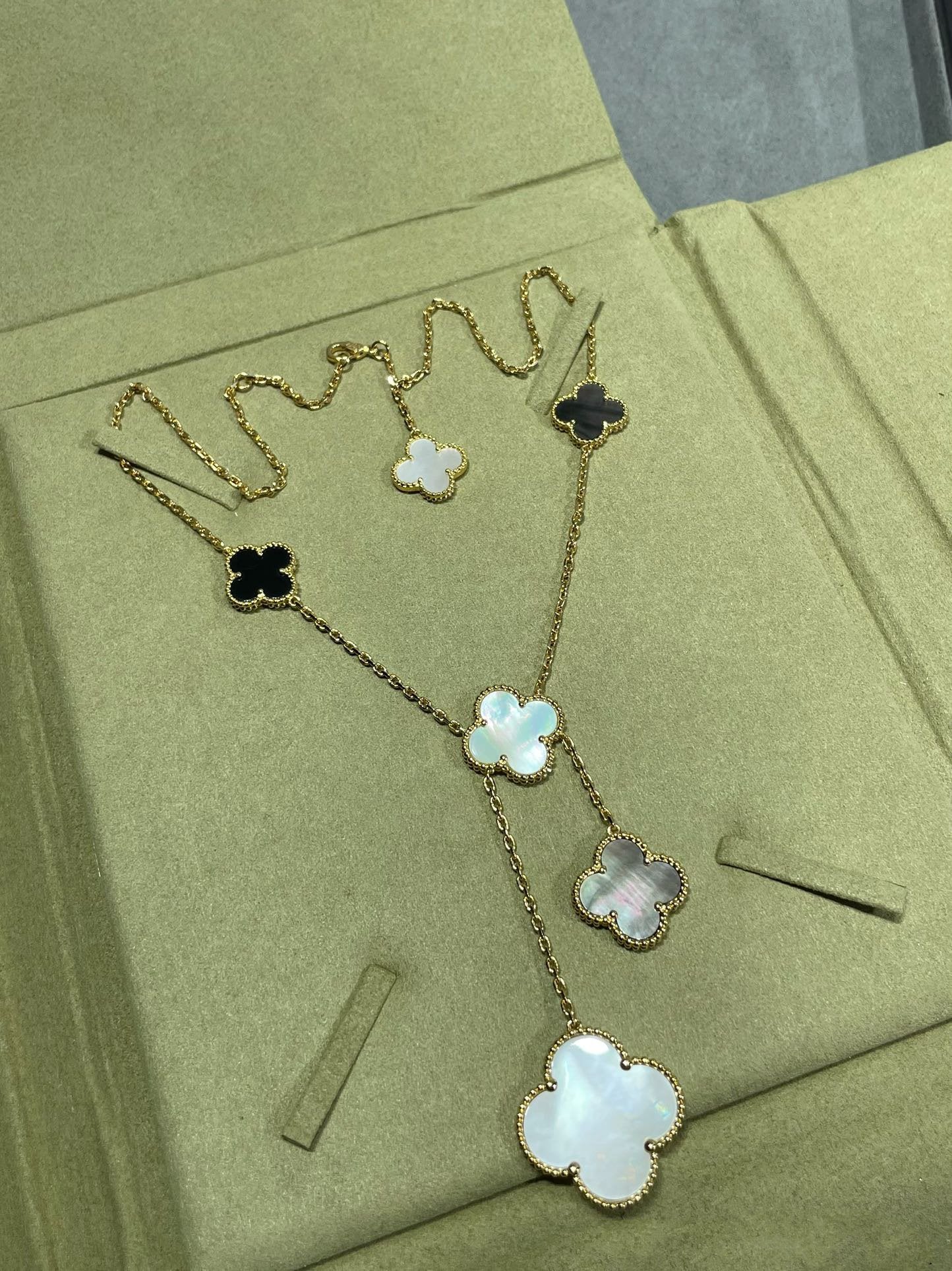 [Pearl Jewelrys]CLOVER 6 MOTIF MOP ONYX GOLD NECKLACE