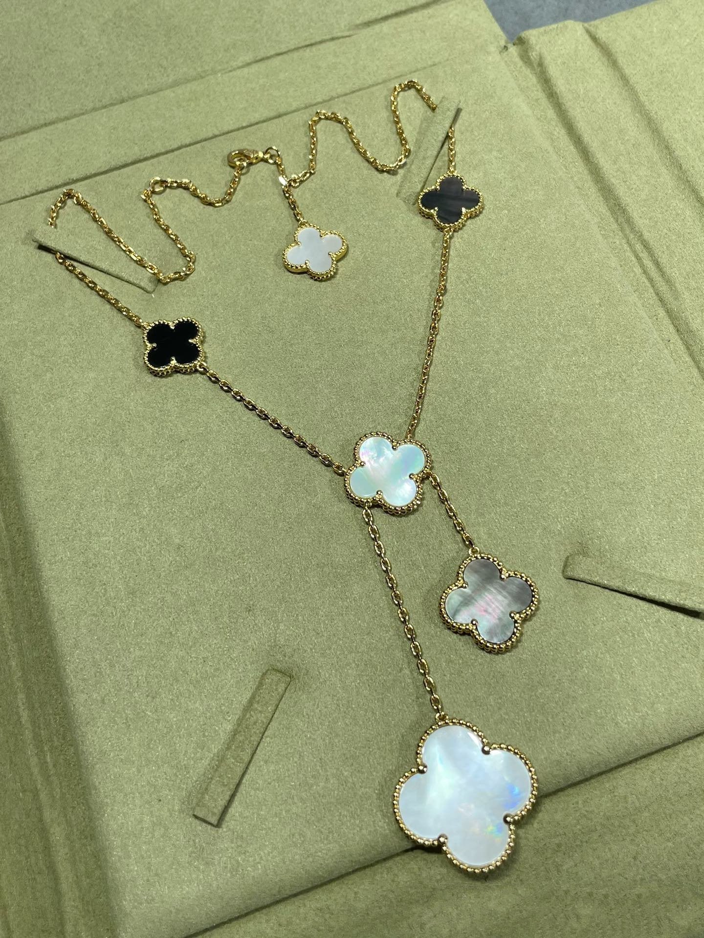 [Pearl Jewelrys]CLOVER 6 MOTIF MOP ONYX GOLD NECKLACE