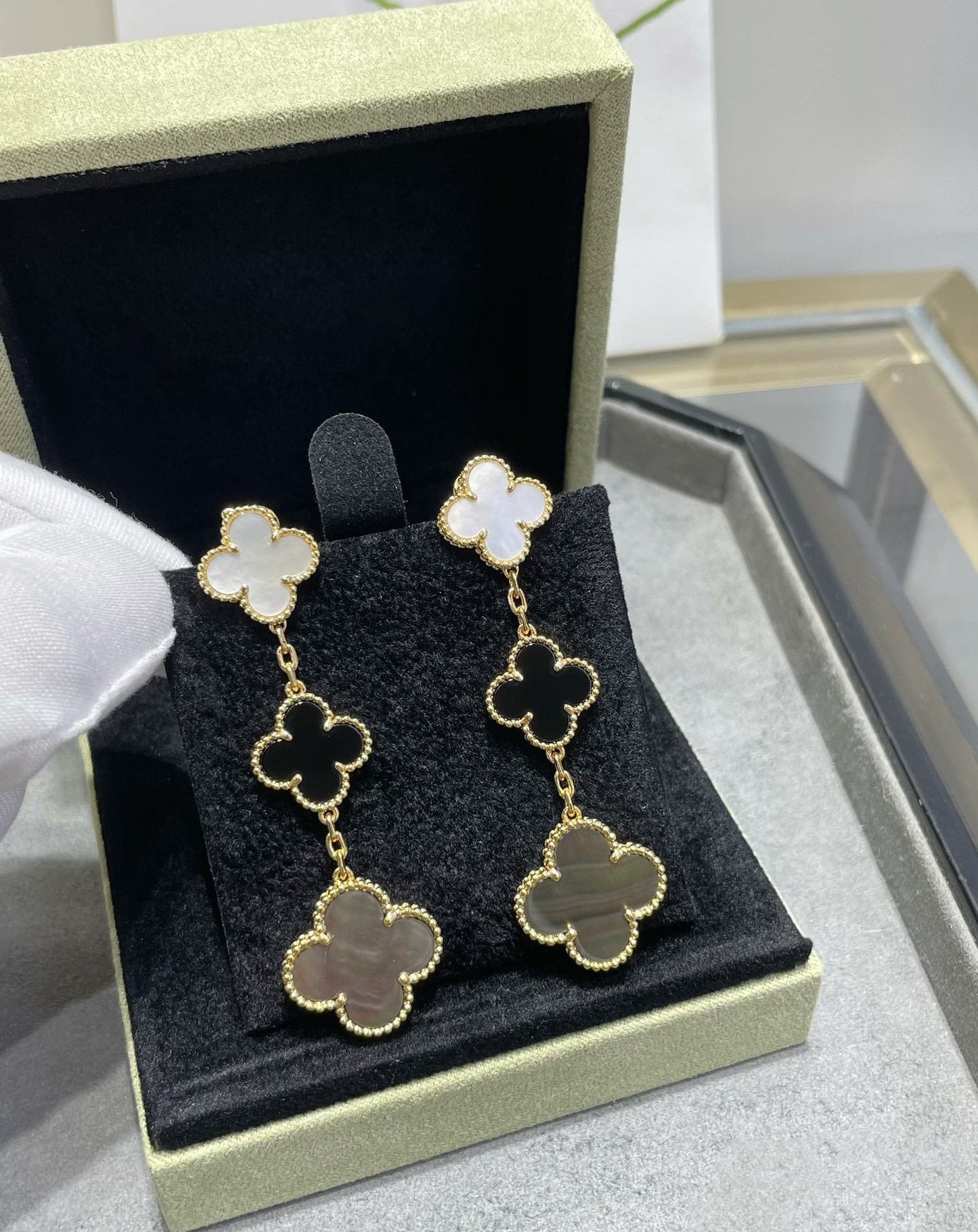[Pearl Jewelrys]CLOVER 3 MOTIF MOP ONYX DARK MOP PINK GOLD EARRINGS