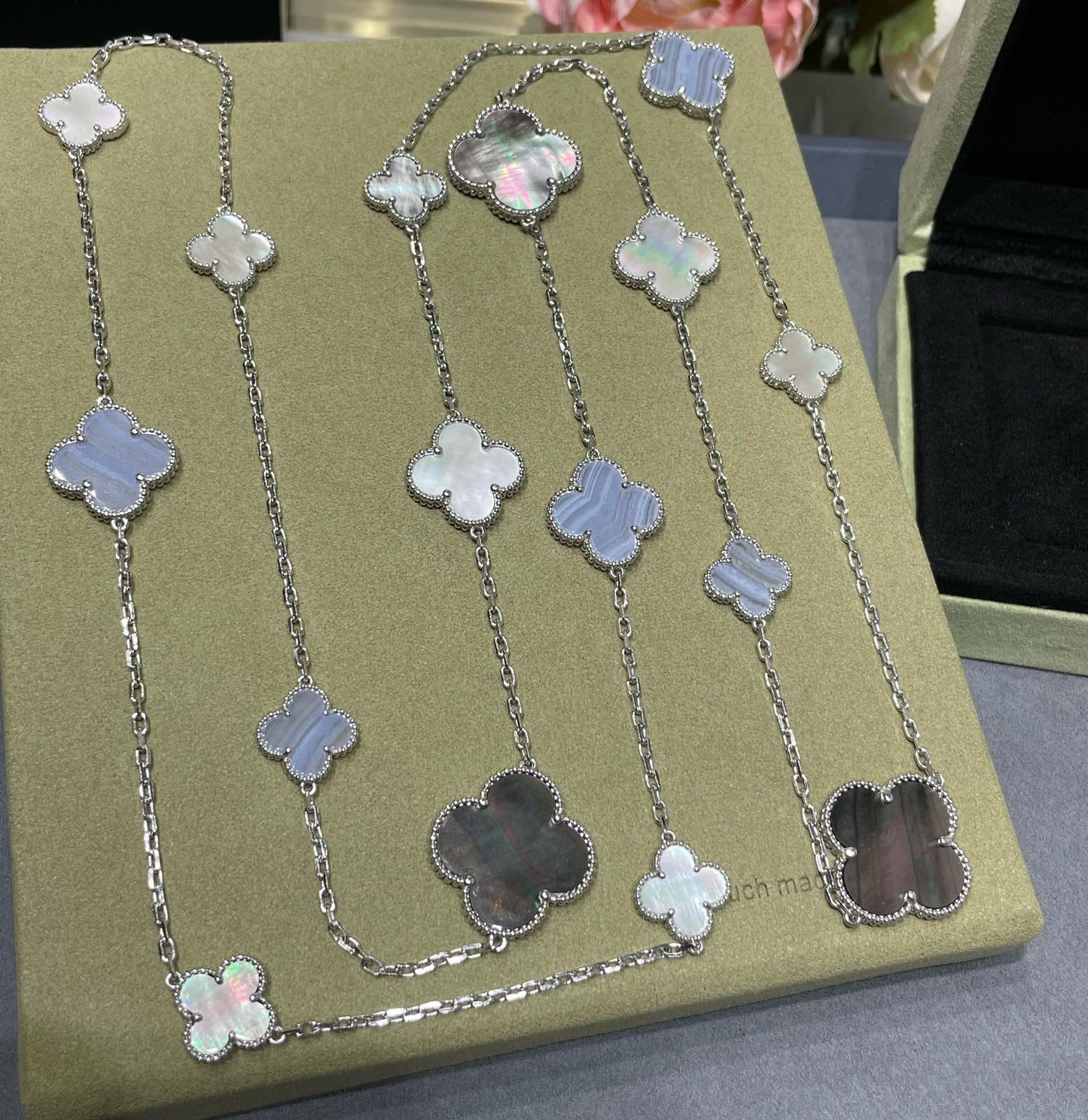 [Pearl Jewelrys]CLOVER 16 MOTIF CHALCEDONY MOP SILVER NECKLACE