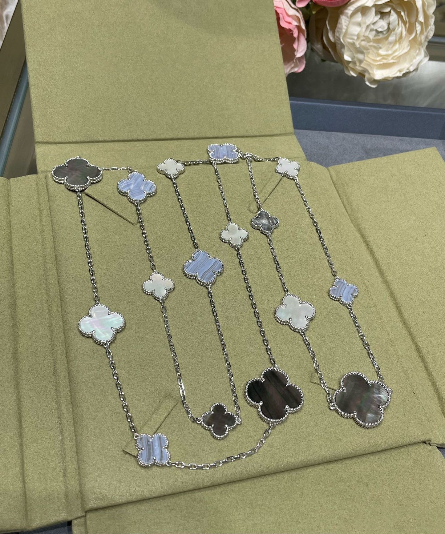 [Pearl Jewelrys]CLOVER 16 MOTIF CHALCEDONY MOP SILVER NECKLACE
