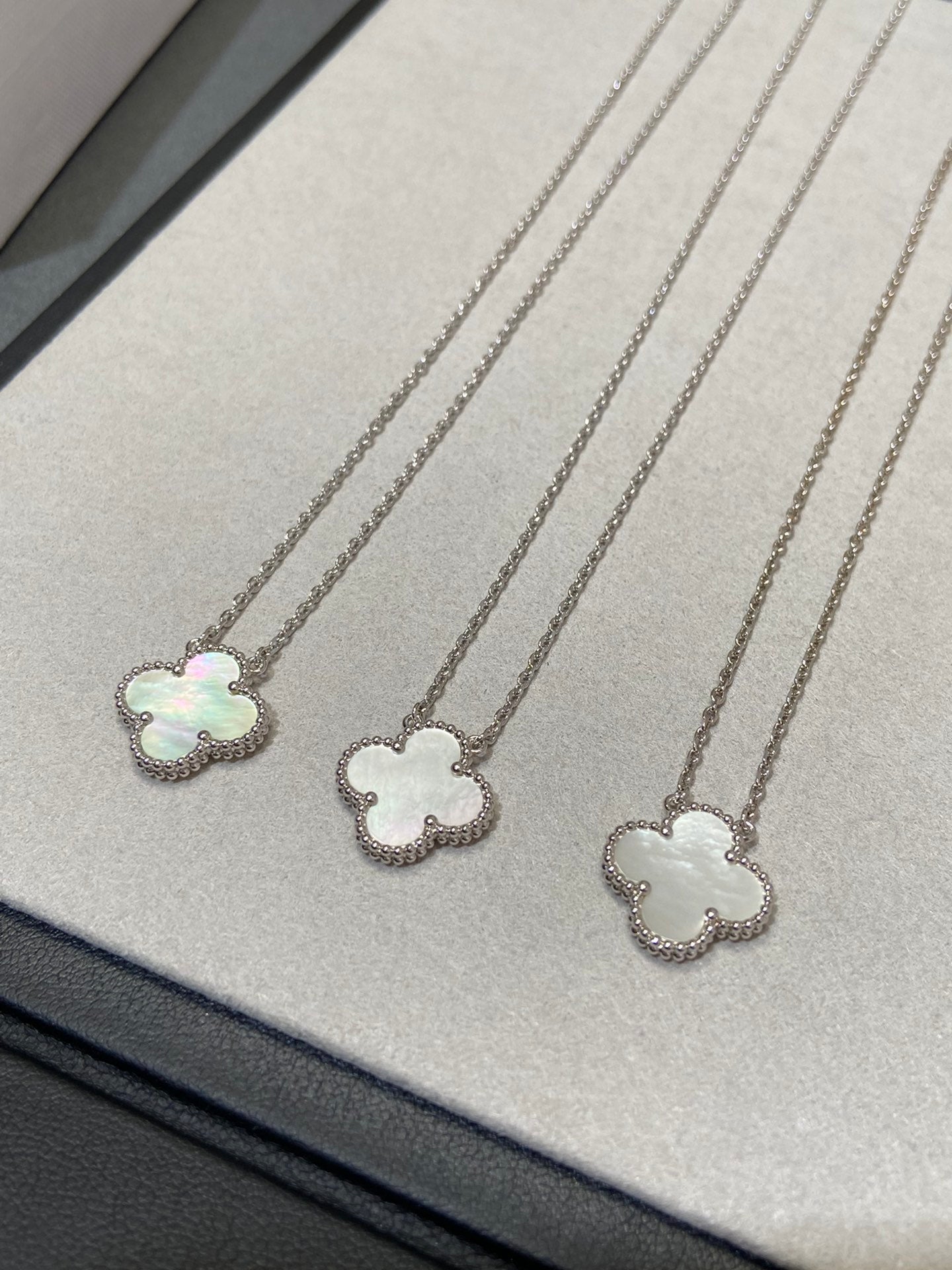 [Pearl Jewelrys]CLOVER MEDIUM SILVER WHITE MOP NECKLACE