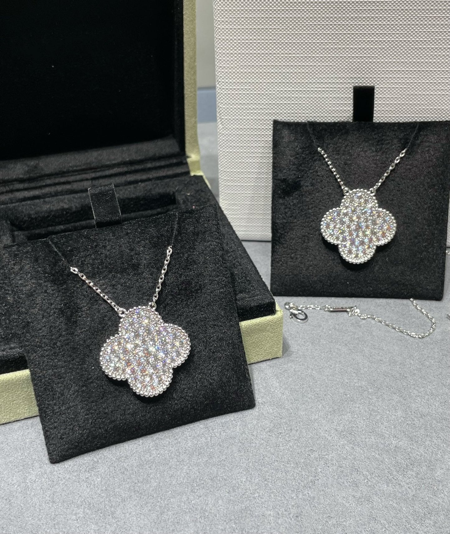 [Pearl Jewelrys]CLOVER 25MM LARGE PENDANT DIAMOND PAVED SILVER NECKLACE