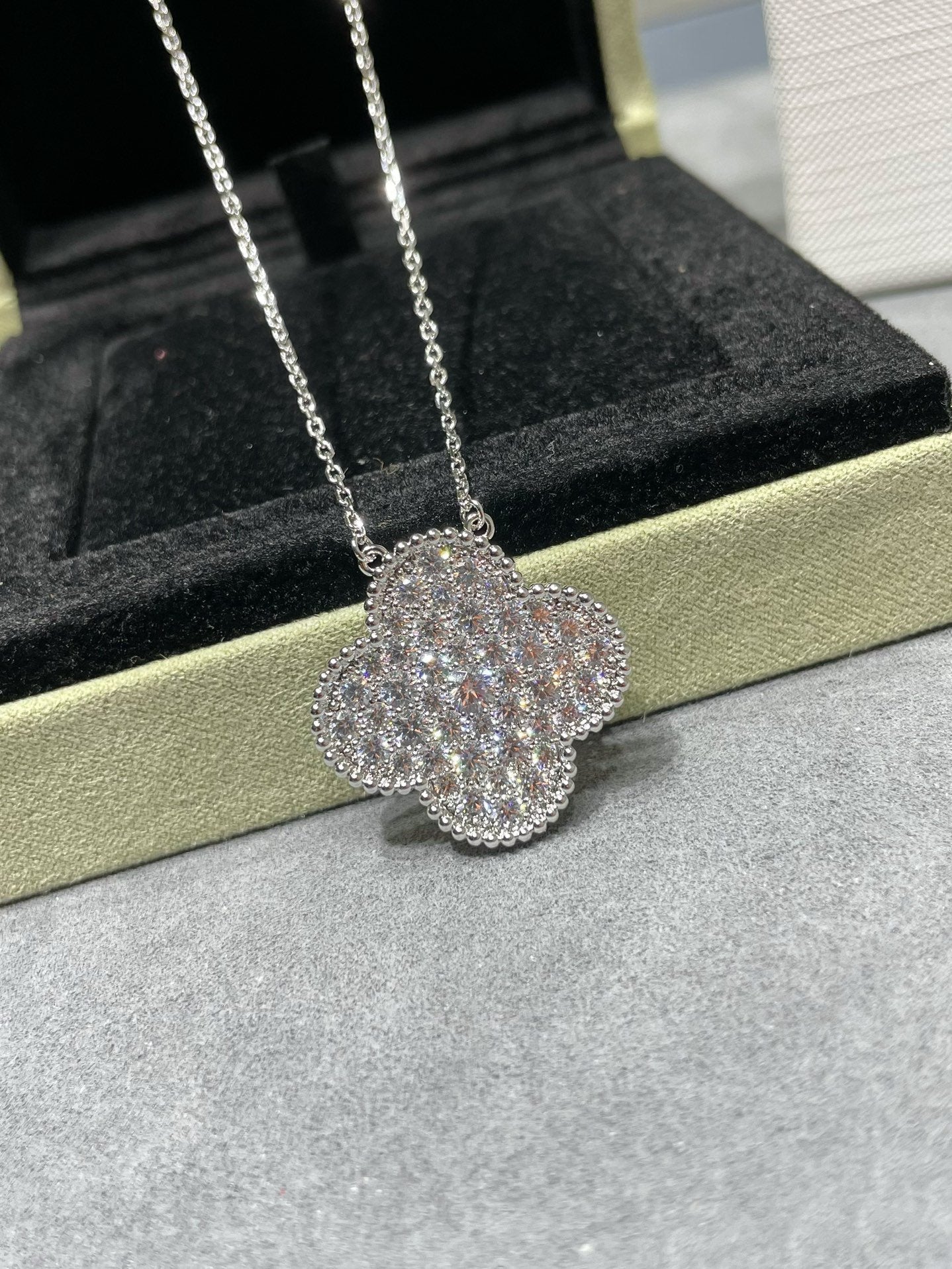 [Pearl Jewelrys]CLOVER 25MM LARGE PENDANT DIAMOND PAVED SILVER NECKLACE