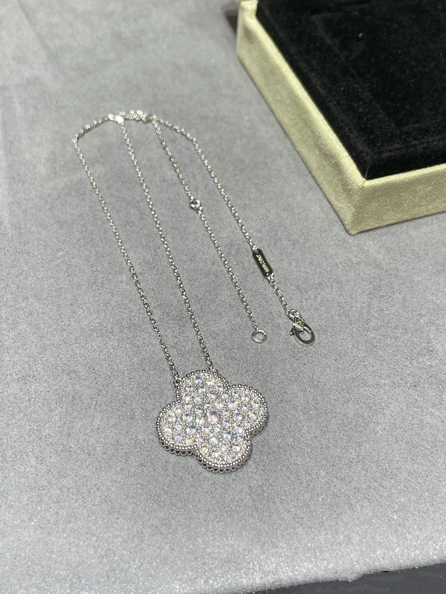 [Pearl Jewelrys]CLOVER 25MM LARGE PENDANT DIAMOND PAVED SILVER NECKLACE