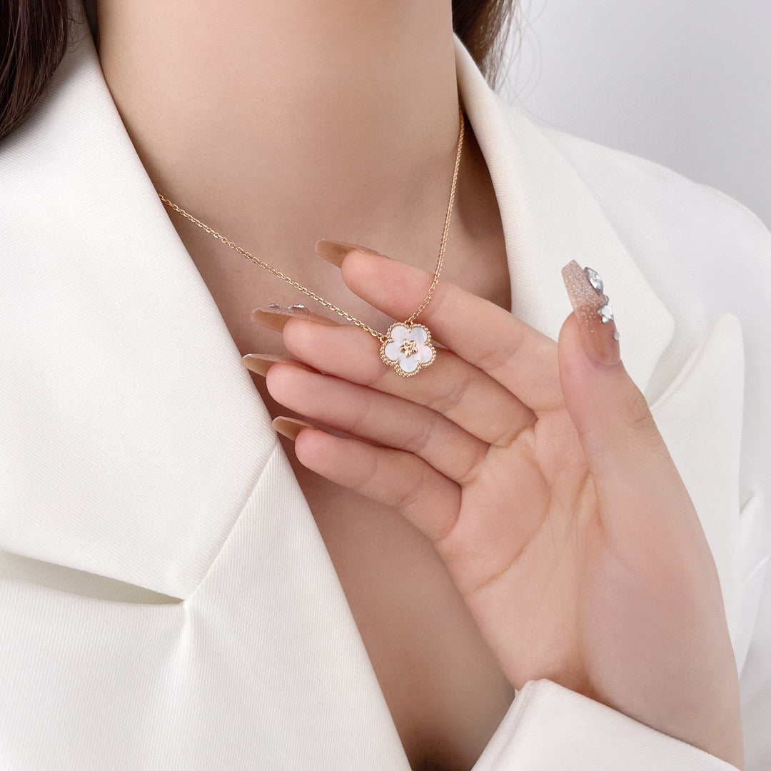[Pearl Jewelrys]LUCKY  WHITE MOP  PLUM BLOSSOM NECKLACE