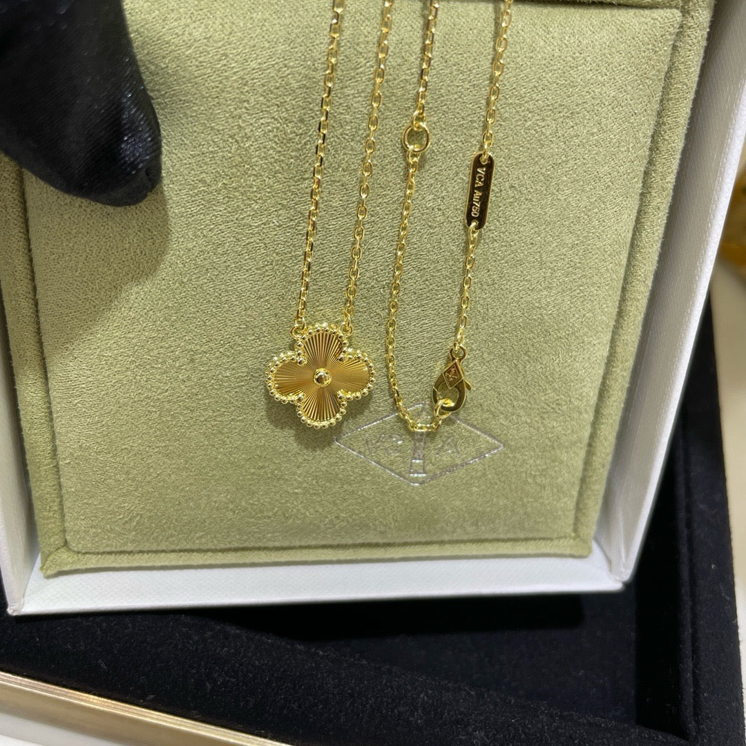 [Pearl Jewelrys]CLOVER 15MM LASER NECKLACE