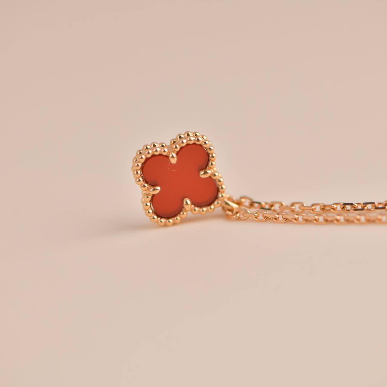[Pearl Jewelrys]CLOVER MINI 9.5MM WHITE CARNELIANS NECKLACE