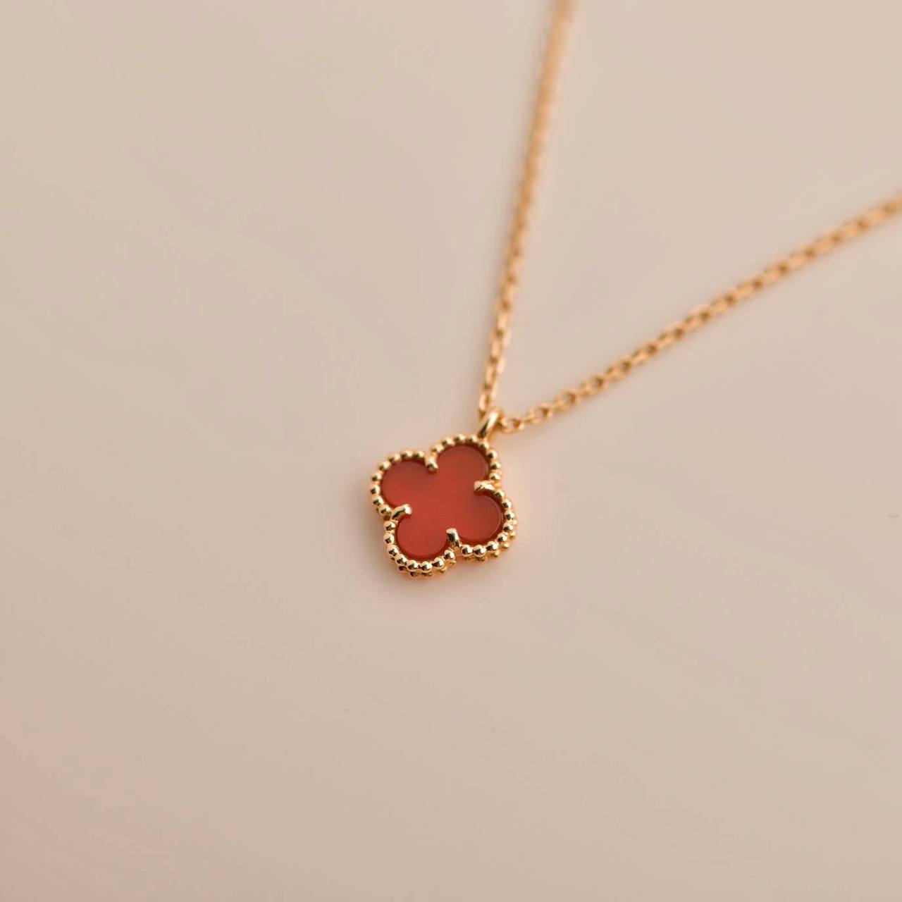 [Pearl Jewelrys]CLOVER MINI 9.5MM WHITE CARNELIANS NECKLACE