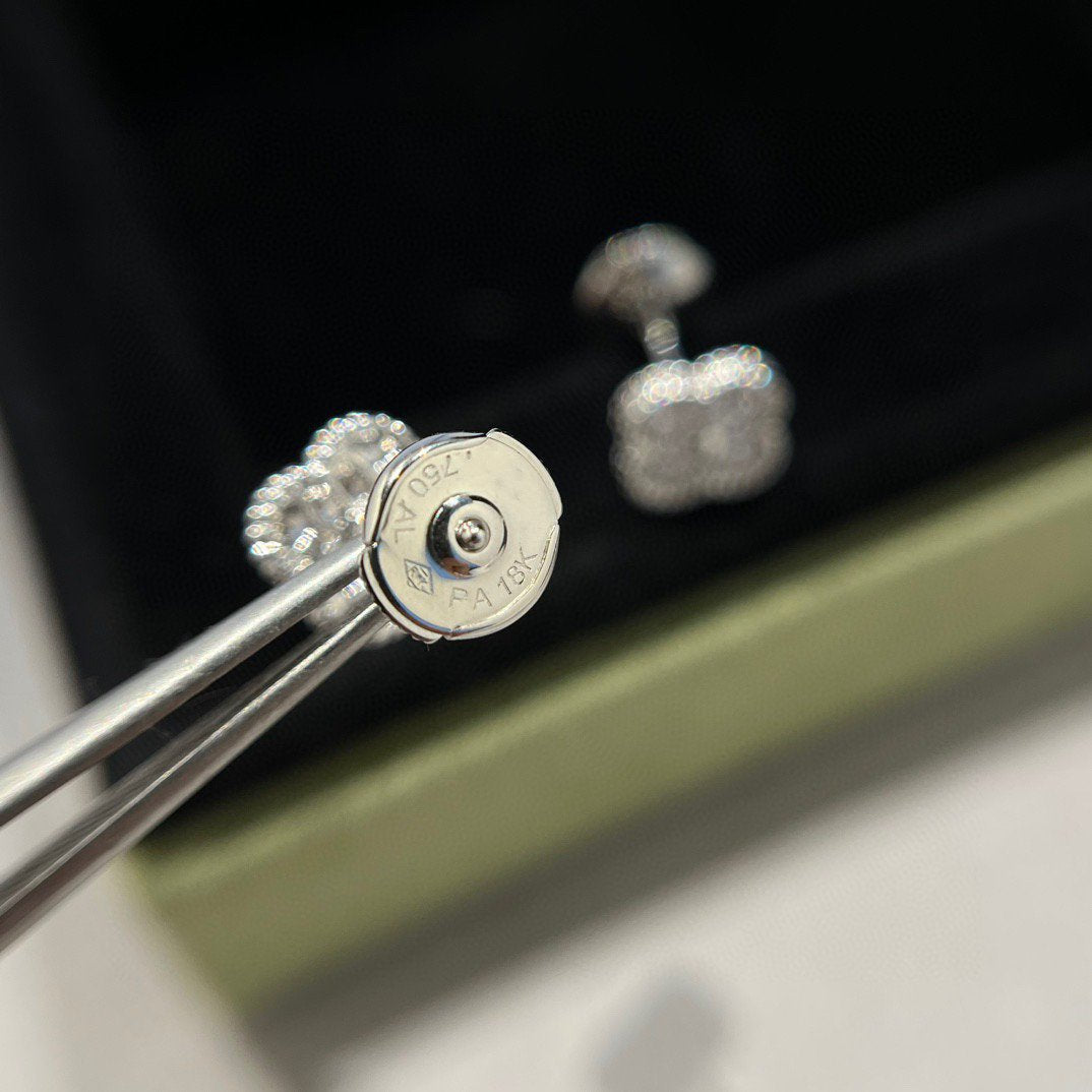 [Pearl Jewelrys]CLOVER MINI DIAMOND STUD EARRINGS