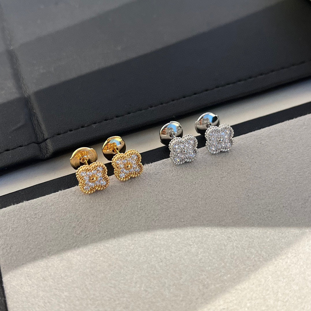 [Pearl Jewelrys]CLOVER MINI DIAMOND STUD EARRINGS