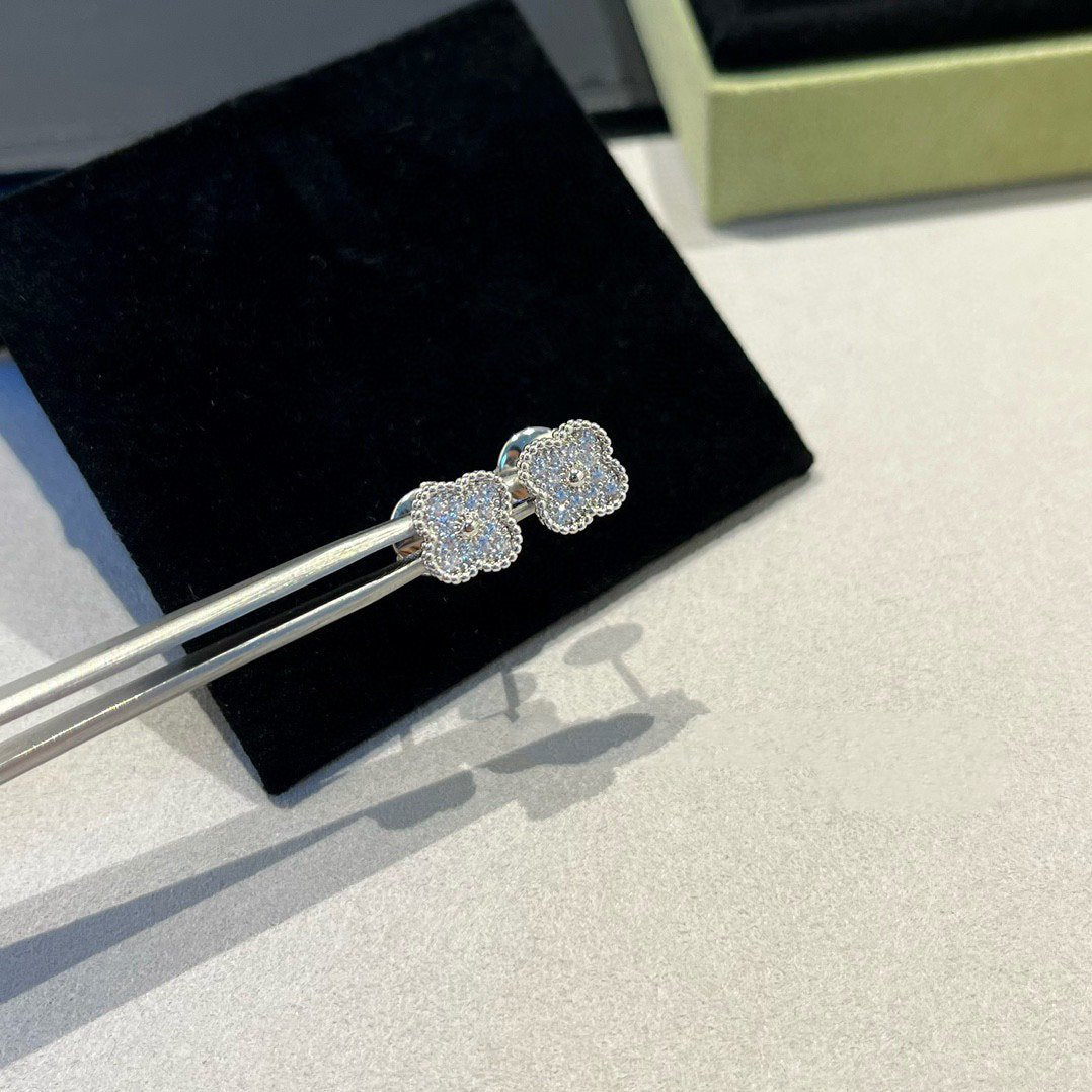 [Pearl Jewelrys]CLOVER MINI DIAMOND STUD EARRINGS